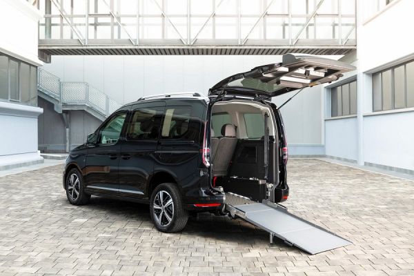 VW-Transporter für die Beförderung von Rollstuhlpassagieren