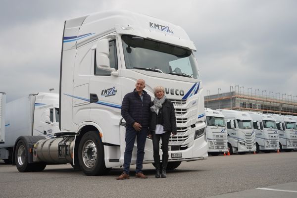 Le transporteur KMT fait office de pionnier : Camions hybrides au GNL et GNC