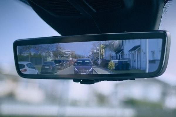 Ford Nutzfahrzeuge: neuer Innenspiegel mit Vollbildanzeige zum Nachrüsten